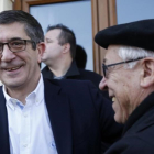 Patxi López saluda a un vecino en Portugalete en su primer acto de campaña.-LUIS TEJIDO
