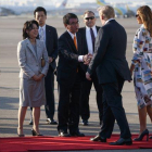 El presidente de EEUU, Donald Trump, y su esposa Melania saludan al ministro de Asuntos Exteriores japonés, Taro Kono, y su esposa Kaori, a su llegada al Aeropuerto de Haneda, en la prefectura de Tokio.-AP / EVAN VUCCI (AP)