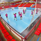 Los jugadores delAtléticoValladolid estrenan, ayer, la pista azul de Huerta del Rey.-J. M. LOSTAU