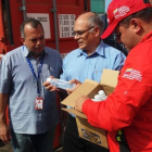 El ministro de Salud de Venezuela, Carlos Alvarado, revisando ayuda humanitaria y medicinas.-