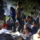 Migrantes permanecen en un albergue de la ciudad de Tijuana.-EFE