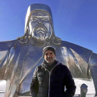 El vallisoletano Manuel Retamero en su nueva aventura en Mongolia con la estatua de Gengis Khan.-EL MUNDO