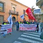 Concentración de policías municipales frente al Ayuntamiento de Medina, por la equiparación salarial.-E. M.