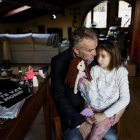 Fernando Blanco Botana, con su hija Nadiia, en una de sus aparaciones en busca de fondos para su supuesta intervención quirúrgica.-E. M.