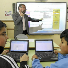 Alumnos del colegio Miguel de Cervantes escuchan a su profesor.-J. M. LOSTAU