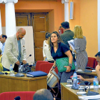 Los concejales de la bancada ‘popular’ se levantan ayer para abandonar el Pleno.-S.G.C.