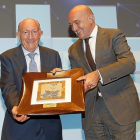 Fernández, el día que recibió el premio La Posada de manos de Carnero.-J.M. LOSTAU