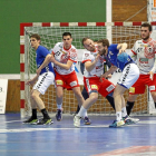 La férrea defensa del BMNava frena el avance entre líneas de Fernando Hernández.-PHOTODEPORTE