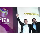 Tsipras, líder de Syriza, se abraza a Pablo Iglesias, su homólogo en Podemos, tras el mitin de ayer en la plaza Omonia de Atenas.-Foto:   AP / LEFTERIS PITARAKIS
