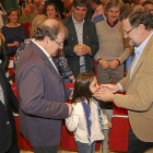 Rajoy hace una carantoña a la hija de la procuradora popular Cristina Ayala, mientras Herrera la coge de la mano-ICAL