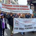Los pensionistas durante la manifestación por las calles de Valladolid.-E.M.