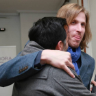 El candidato de Podemos a la Presidencia de la Junta, Pablo Fernández Santos, abraza al número uno por Valladolid, Carlos Chávez.-Ical