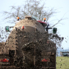 Un agricultor esparce purines en su explotación agrícola.-ECB