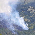 La UME intenta apagar el incendio en La Granja de San Ildefonso.-ICAL