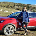 Alba Carrillo, junto a uno de modelos de Peugeot.-TELMA SOMIOZA