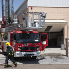 Los bomberos extinguen el fuego del silo de almacenamiento de madera de una empresa de ebanistería en el polígono industrial 'El Montalvo III' de Salamanca-Ical