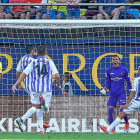 Masip celebra su parada en el penalti al abatido Gerard, mientras Olivas, Alcaraz y Nacho se acercan para felicitarle.-PHOTO-DEPORTE