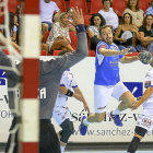 Fernando Hernández culmina una acción por el extremo en el duelo ante Ademar de la Copa de Castilla y León.-M. A. SANTOS