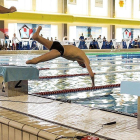 El vallisoletano Luis Huerta se lanza a la piscina durante una prueba.-E.M.