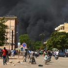 Momento de la explosión cerca de la sede de las fuerzas armadas de Burkina Faso y del centro cultural francés-AHMED OUOBA (AFP)