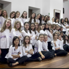 Imagen de todas las integrantes del coro Voces Blancas de Valladolid preparadas para actuar-EL MUNDO