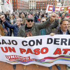 Manifestantes de la marcha de Valladolid en el acto final celebrado en la Plaza Mayor de la ciudad con una afluencia de unas dos mil personas.-J.M. LOSTAU