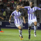 Óscar Plano, a la izquierda, celebra con Ángel el primer gol del Valladolid frente al Huesca en El Alcoraz.-LOF