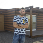 El emprendedor zamorano Pablo López muestra la vivienda piloto realizada con un contenedor marítimo.-M. DENEIVA