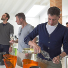 Tres visitantes catan distintas referencias de vino blanco en la sede de la Denominación Rueda.-CR RUEDA