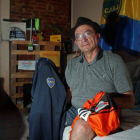 Luis Ramon Gomez Soto posa para Efe con las camisetas del Boca Juniors y del River Plate  en Buenos Aires  Argentina. Soy hincha de los dos clubes.-JUAN IGNACIO RONCORONI (EFE)