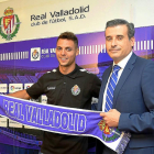 Óscar Plano posa con la bufanda de su nuevo club junto a Miguel Ángel Gómez.-R.V.