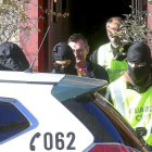 Daniel Fernández Aceña, escoltado por agentes de la Guardia Civil, ayer en Segovia.-ICAL