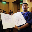Un excombatiente de las FARC muestra su título en servicios sanitarios otorgado por la Cruz Roja de Colombia.-EFE