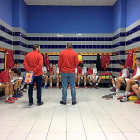 Domingo Cano, seleccionador cadete masculino, se dirige a sus jugadores en el vestuario tras un partido en Huelva.-E.M.