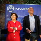 El presidente del PP de Valladolid, Jesús Julio Carnero, junto a la precandidata a la Presidencia del PP Soraya Sáenz de Santamaría.-RUBÉN CACHO / ICAL