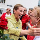 La líder socialdemocrata Mette Frederiksen antes de acudir a votar este miercoles  en Alborg.-EFE / RENE SCHUTZE