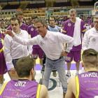 Porfi Fisac arenga a sus jugadores durante un tiempo muerto-J.M.Lostau