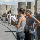 Unas turistas consultan información en el Museo del Vino del castillo de Peñafiel-Pablo Requejo