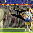 Lulu Guerra realiza un espectacular salto para intentar evitar un gol guipuzcoano ante la mirada de Nekane Terés y Silvia Arderius.-MIGUEL ÁNGEL SANTOS