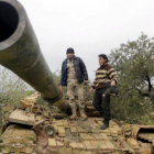 Rebeldes de la brigada Suqour al-Sham sobre un tanque durante los combates contra las tropas leales a al Asad.-Foto: REUTERS / MOHAMAD BAYOUSH