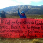 Tres activistas mapuches en un acto de protesta en Argentina.-