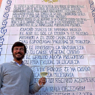 Juan de Benito, junto al soneto de su padre dedicado al vino verdejo, que luce en la pared del patio central de su bodega navarresa.-ARGICOMUNICACIÓN