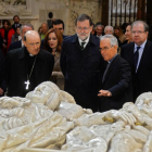 El presidente, en el centro, durante su visita a la Catedral.-ICAL