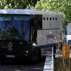 Un furgón de la Guardia Civil traslada a los detenidos de la 'operacion Lezo', el pasado viernes.-J. J. GUILLÉN