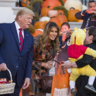 Cientos de calabazas adornan estos días la fachada de la Casa Blanca para celebrar Halloween.-AP / ALEX BRANDON