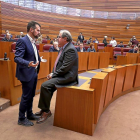 El socialista Luis Tudanca charla con  el presidentde de la Junta, Juan Vicente Herrera en el hemiciclo .-J.M. LOSTAU