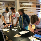 La presidenta de la CHD observa cómo los alumnos resuelven las pruebas.-CHD