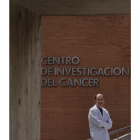 El investigador José María de Pereda en las instalaciones del Centro del Cáncer de Salamanca.-ENRIQUE CARRASCAL