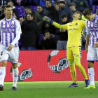 Alcaraz y Masip lamentan un gol recibido por el Real Valladolid en esta temporada.-J.M. LOSTAU