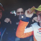 Marc Márquez bromea con la gorra de Valentino Rossi en el video de GPone.com.-VIDEO GPONE.COM